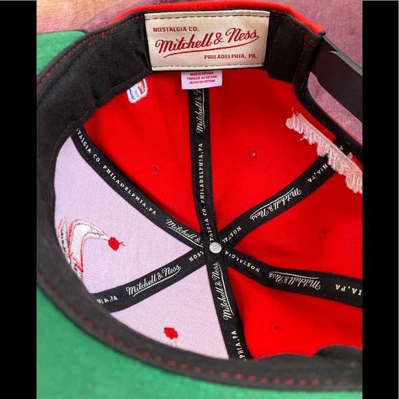 *SOLD* Mitchell & Ness Chicago Bulls Snapback Hat - Picture 4 of 5